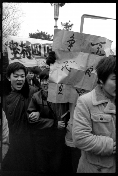 1987_Philippe Grangereau_Tiananmen_dazibao_On_veut_la_liberte_et_la_democratie_1987
