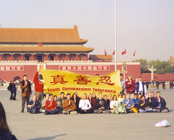 2001_Tiananmen_Western_Falun_Gong_practitioners_Truthfulness-Compassion-Tolerance