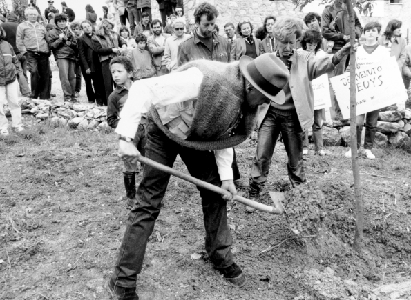 1984_Joseph_Beuys_7000_Oaks_1984_01
