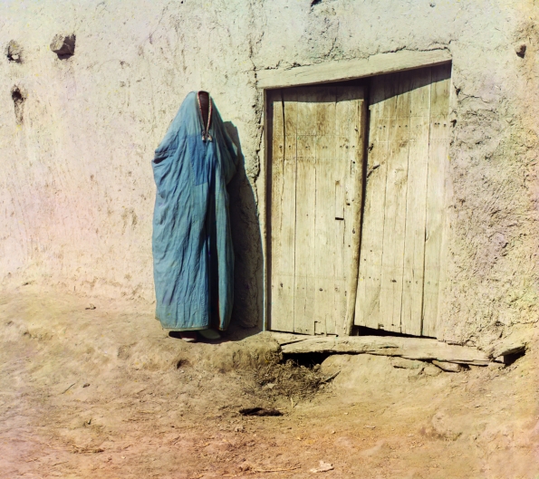 1905_Sergei_Mikhailovich_Prokudin-Gorskii_Sart_woman._Samarkand._Woman_in_purdah,_standing_near_wooden_door_between_1905_and_1915