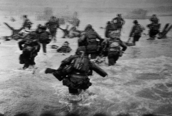 Robert Capa : Omaha Beach. June 6th, 1944.