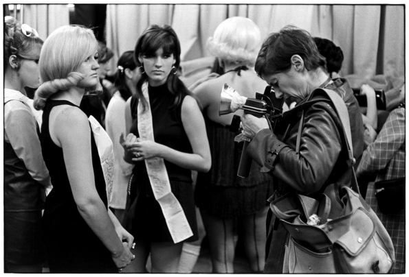1967_William_Gedney_Diane_Arbus_photographing_at_beauty_pageant_1967
